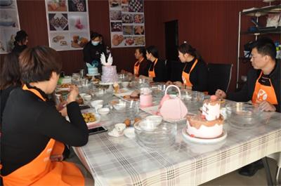 在濟寧學做蛋糕去哪個學校？   