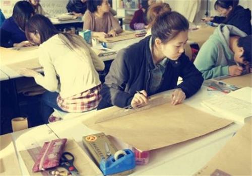 秦皇島東方服裝學(xué)校正規(guī)嗎？有什么教學(xué)方式？