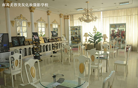 青島哪里學(xué)化妝有前途？