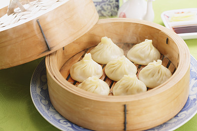 想學(xué)面點制作嗎？來保定玉蘭香廚師學(xué)校吧！
